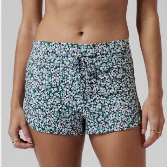 

ATHLETA Surge Swim Short , средний размер | Камуфляжные фронтоны с цветочным принтом #657741 НОВИНКА, Multicolor