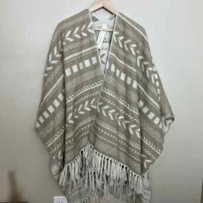 NWT Francesca s Leslie Chevron Fringe Shawl Tan & White Woman's ONE SIZE
