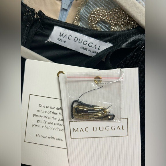 Pre-owned Mac Duggal 93584 Long Sleeve Beaded Fringe Evening Gown Size 18 Black Gold