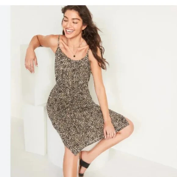 

Платье миди на бретельках Old Navy с леопардовым принтом, размер XS для миниатюрных размеров, Коричневый