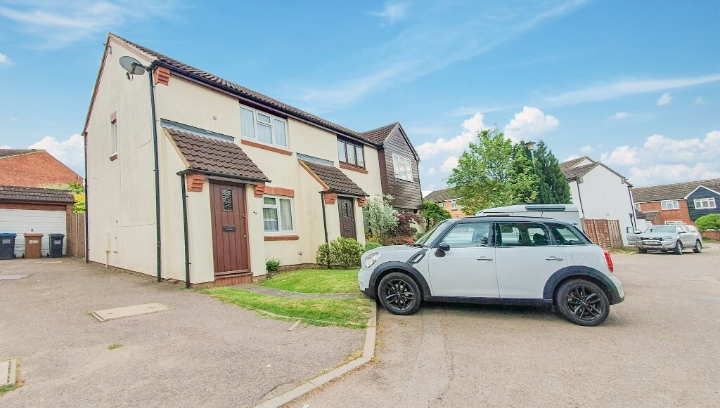 STUNNING 2 bed house ¦ garden ¦ garage ¦ street parking ¦ Welham Green