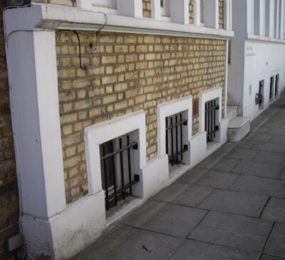 Photo 6x4 Below Stairs Windows in Oakfield Street Chelsea  c2009