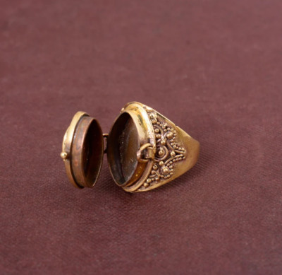 Natural Garnet poison ring . Gold Garnet hidden box ring