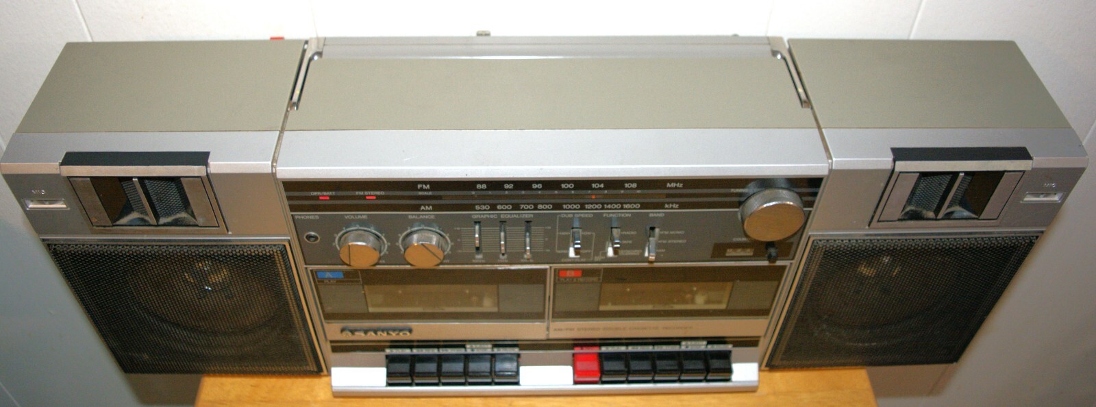 Vintage Mid-'80s Sanyo MW 220 Dual Cassette Recorder Vintage Mid-'80s Sanyo MW 220 Dual Cassette Recorder