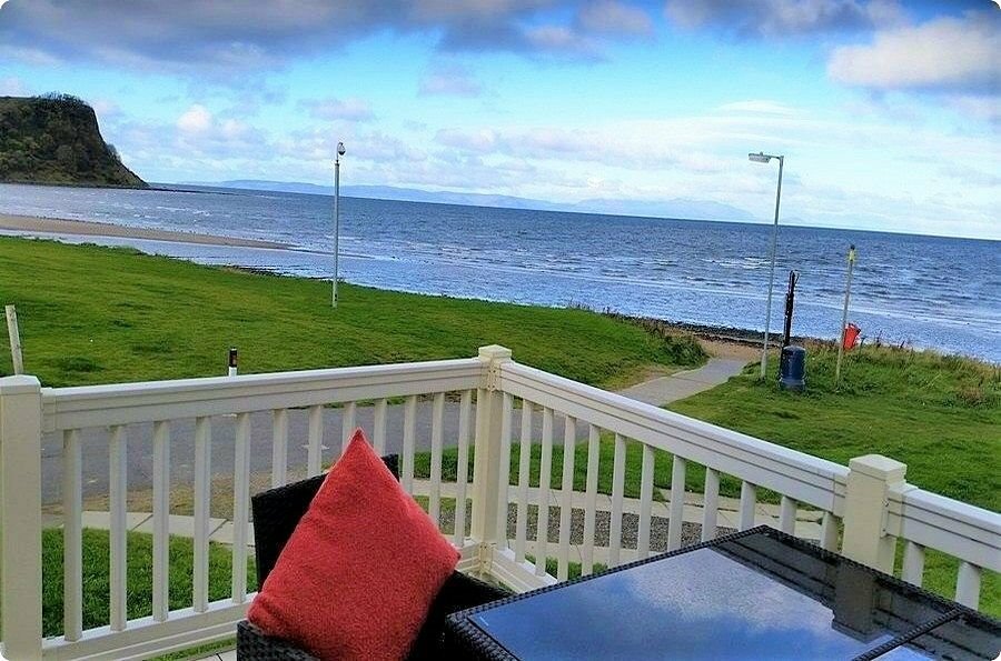 CRAIG TARA AYRSHIRE Luxury Caravan for hire with veranda. Beach