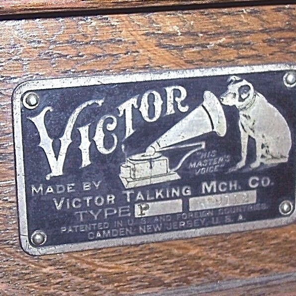 VICTOR P PHONOGRAPH CABINET ,GOOD RUNNING MOTOR , BRAKE, +++