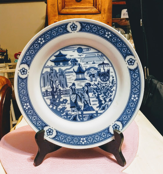 Vintage Chinese Asian japanese China plate, white blue couple scenery EC