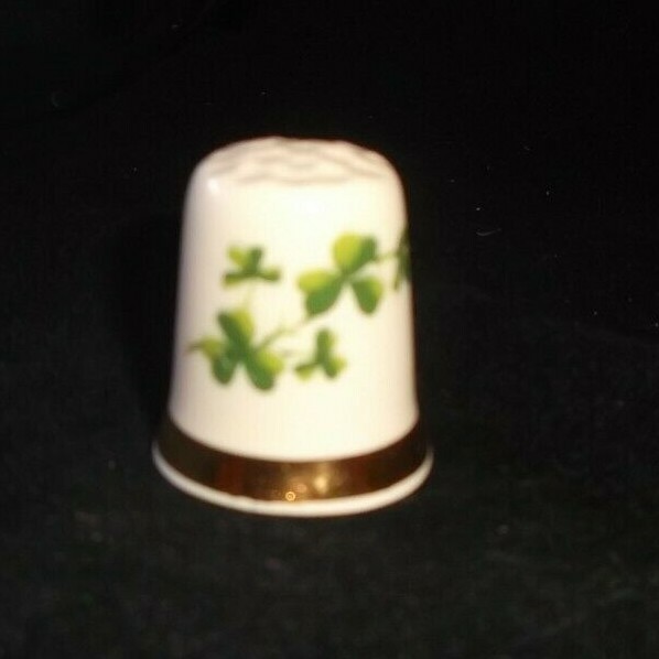 SANDFORD FINE BONE CHINA 3 LEAF CLOVER Shamrock THIMBLE