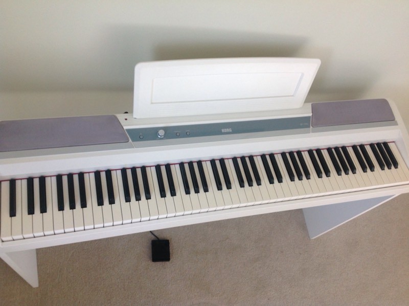 88 key digital Piano, weighted keys and portable. in Kirkcaldy, Fife