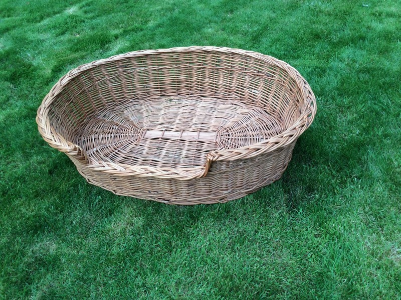 Large wicker dog basket Very good condition in Great Yarmouth