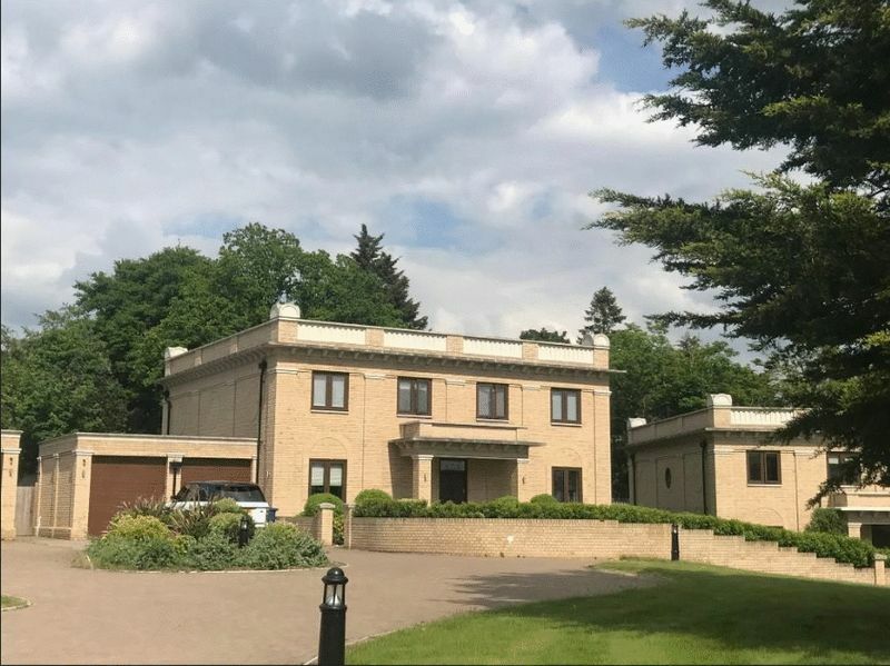 5 bedroom house in Duchess Crescent, Stanmore, HA7 in Stanmore