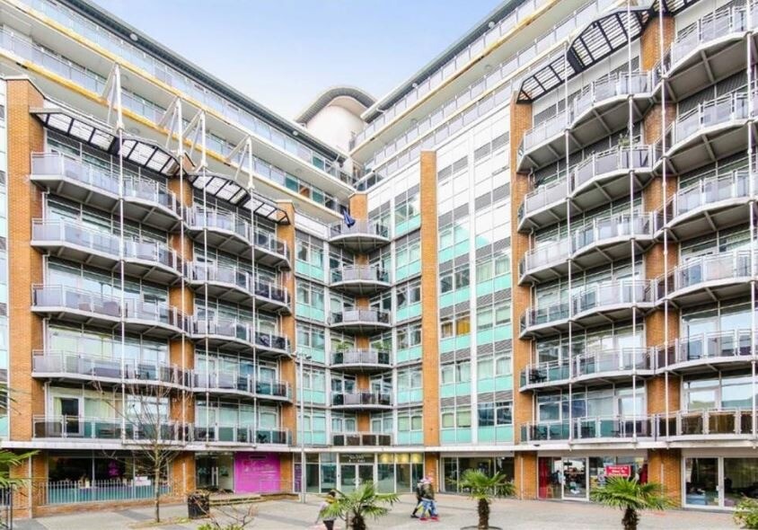 Stunning spacious one bedroom flat in Gerry Raffles square, Stratford