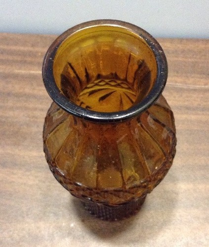 VTG AMBER COLOR DIAMOND CUT GLASS VASE MADE IN TAIWAN 6.5