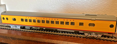 HIAWATHA YELLOW UP- 498 PULLMAN 52 seat COACH- HO Scale -w/INTERIOR NEW RTR OOP