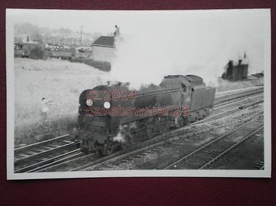 PHOTO  SR BULLEID WEST COUNTRY LOCO NO 34008 'PADSTOW' AT WOKING 22/1/67