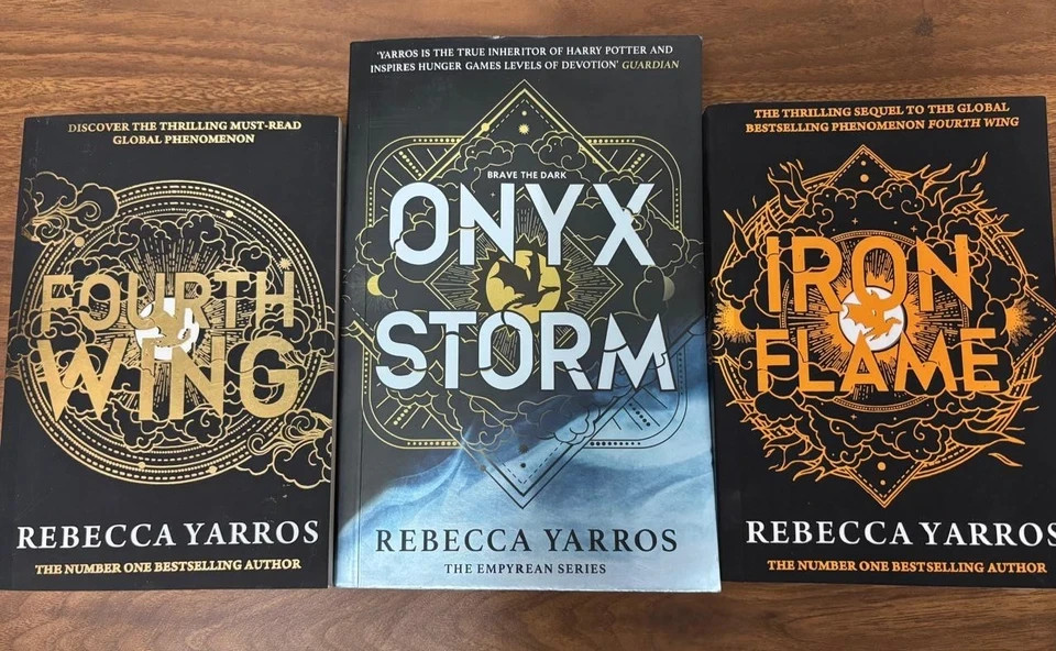 Fourth Wing, Iron Flame, Onyx Storm セット PREORDER SET - NO DUSTJACKET - Fourth Wing/ Iron Flame/ Onyx