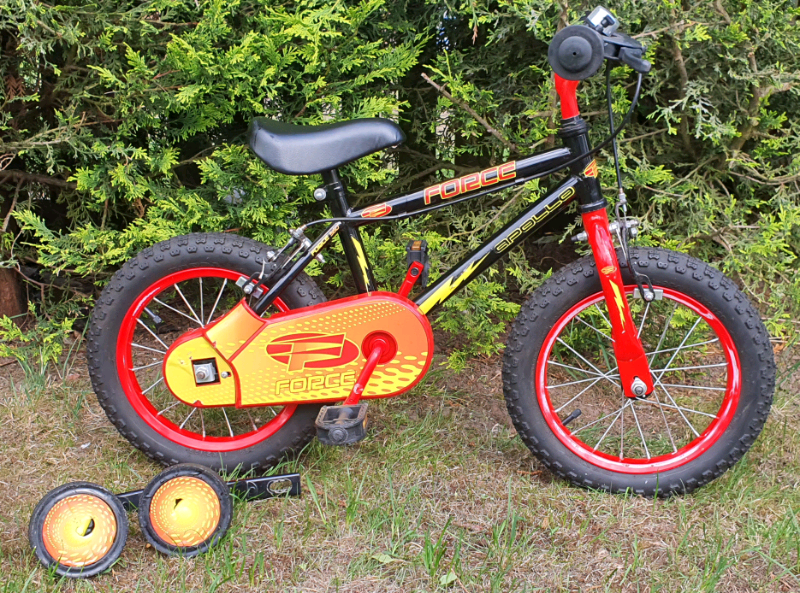 Halfords Apollo Force kids bike 14 inch wheels with stabilisers in Chaddesden, Derbyshire