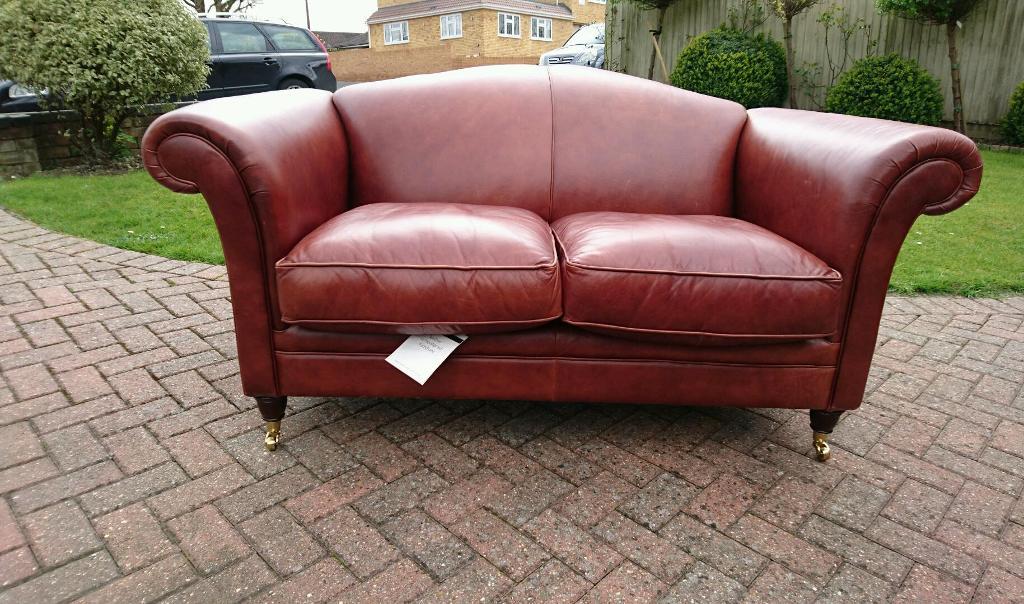 A laura ashley Gloucester leather Chesterfield sofa in excellent condition in High Wycombe A laura ashley Gloucester leather Chesterfield sofa in excellent condition in High Wycombe