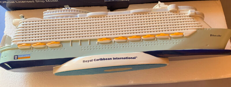Pre-Owned Royal Caribbean  Oasis Of The Seas Model  16” No Damage Very Clean
