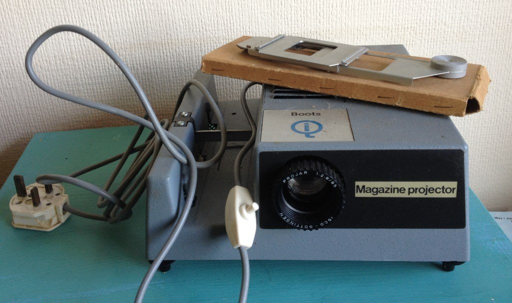 BOOTS QI MAGAZINE SLIDE PROJECTOR FOR 35MM AND 126 SLIDES VINTAGE IN