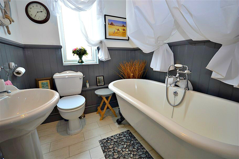 Roll Top Bath With Claw Feet Taps And Separate Shower As New In