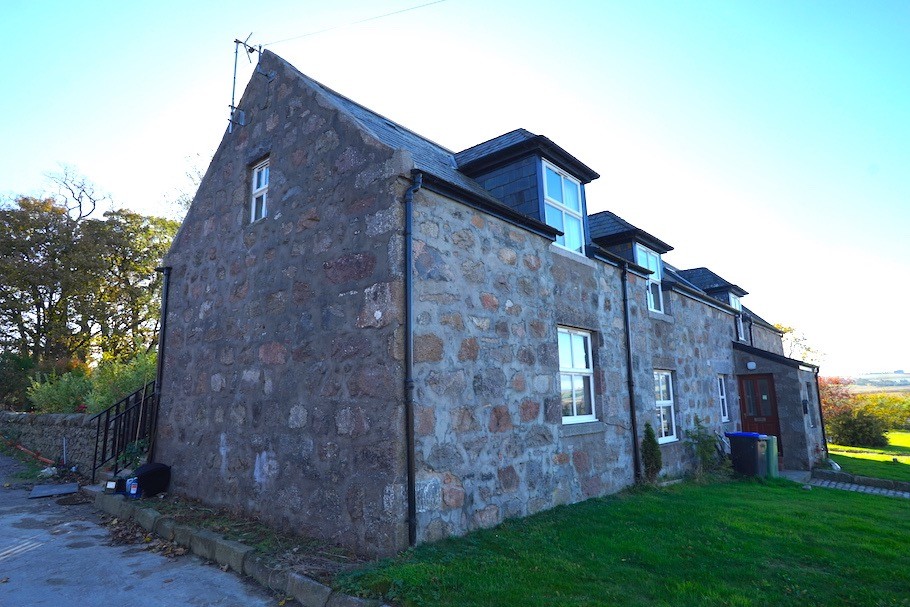 2 bedroom upstairs rural flat for rent 1/2 mile to Blackburn