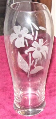 VINTAGE CLEAR GLASS 7-1/2  TALL VASE WITH FLOWERS.  VERY NICE.