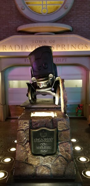 Disney Pin 2012 Travel CO. Disneyland Cars Land Lightning McQueen NEW #94832