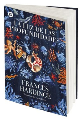 La Luz de las Profundidades, Paperback by Hardinge, Frances; Risco, Noemi (TR...