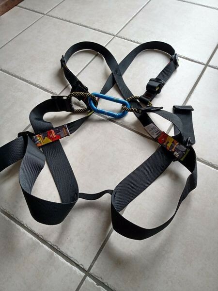 Petzel Kindergurt Klettergurt zweimal benutzt mit Karabiner Kinder-komplettgurt
