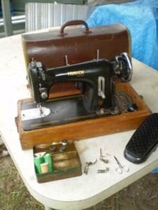Vintage Munich electric sewing machine foot & carry case ...