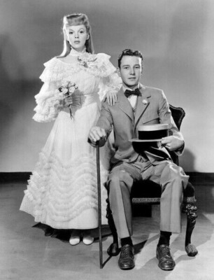 Judy Garland and Tom Drake Unsigned 10'' x 8'' Photo - Meet Me in St. Louis *2629