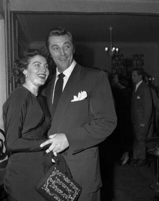 Robert Mitchum Unsigned photo - American actor - Donation to Cancer Charity *39