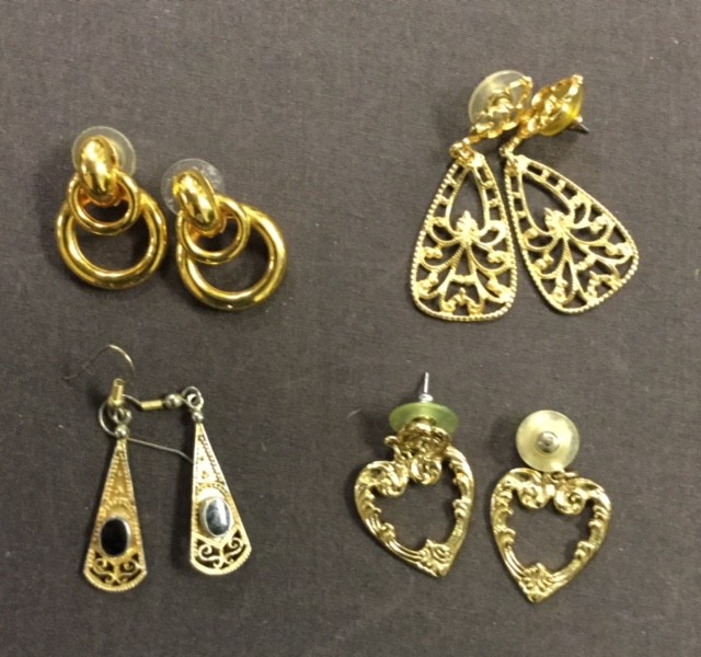 MIXED LOT OF 12 PAIRS GOLD TONED UNBRANDED FASHION PIERCED EARRINGS DRESS RETRO