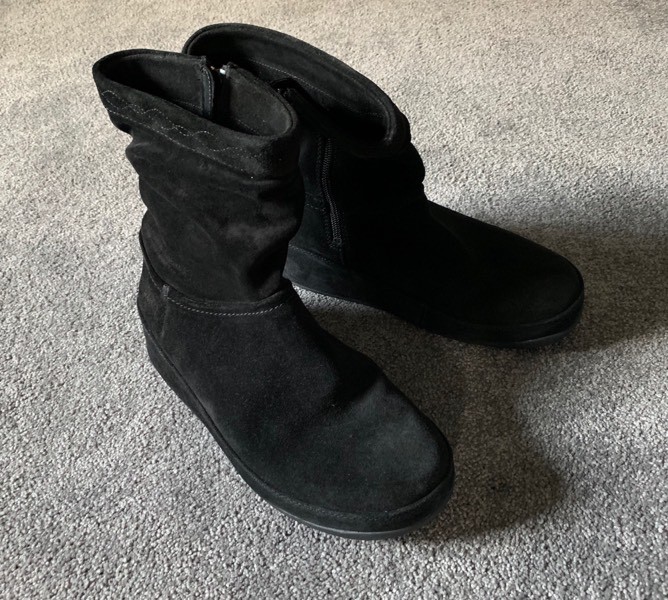 Fitflop boots black suede uk size 6 | in Ringwood, Hampshire | Gumtree