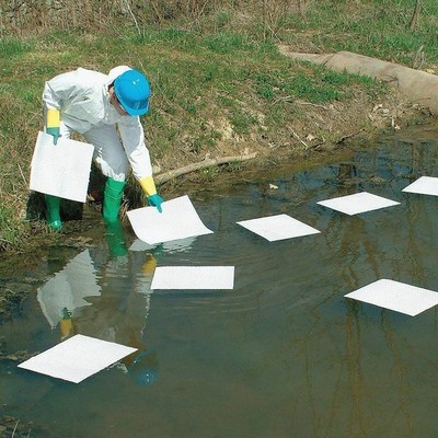 Pig Mat440 Sorbents, 22 Gal. Oil Absorbed, White, Polypropylene, 100 Pk