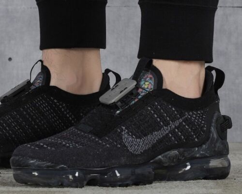 black vapormax 2020