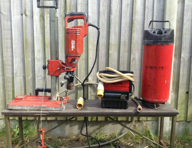 HILTI DD100 DIAMOND DRILLING CORE DRILL WITH STAND, VACUUM PUMP AND