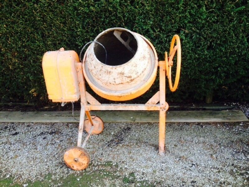 CEMENT MIXER ELECTRIC GOOD WORKING CHEAP MIXER FOR DIY PRESTON LANCS