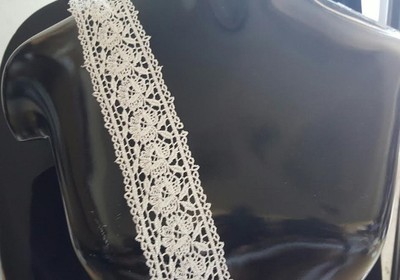 1 yard of white scalloped rose floral Venice lace trim 2''