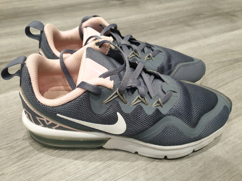 nike air max trainers size 4