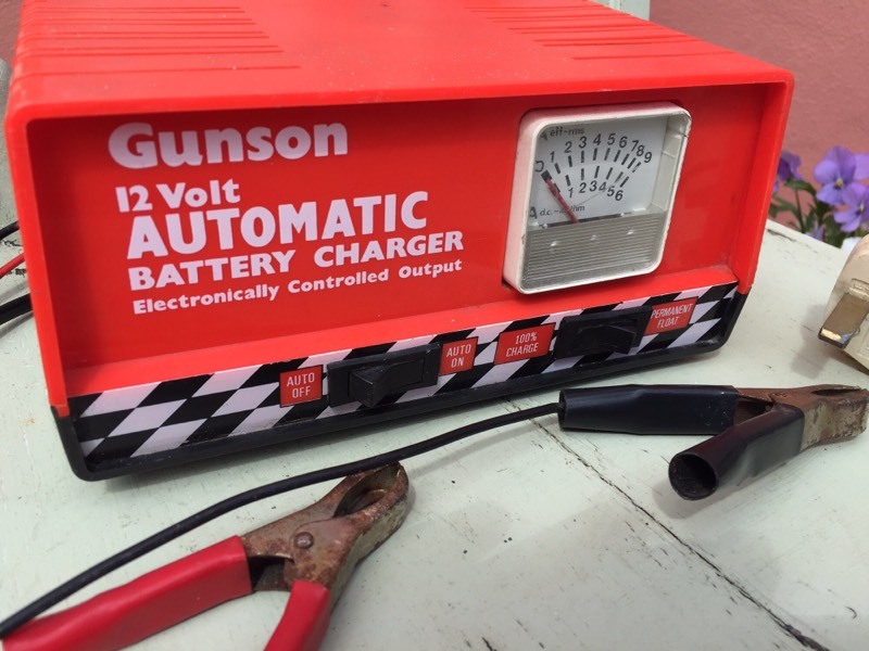 Gunson 12v Automatic Car Battery Charger in Berkeley, Gloucestershire