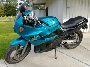 Suzuki gsx 250 across