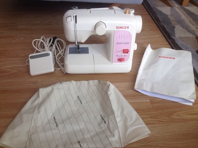 Singer Featherweight Model 100 Compact Sewing Machine in Locks Heath