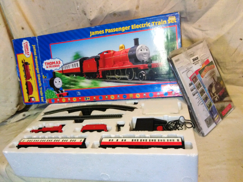 Hornby 00 gauge (Thomas and friends) James passenger electric trainset