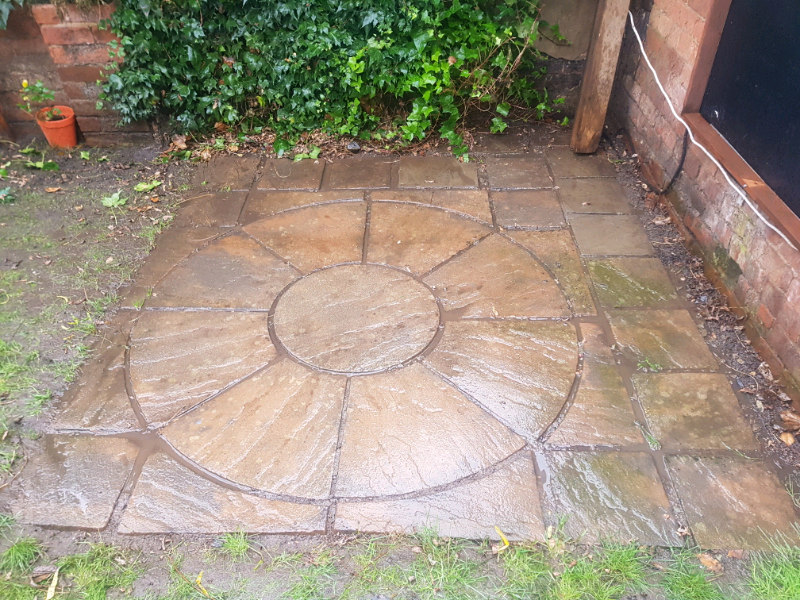 !!!SOLD!!!Garden patio concrete slab circle pattern 2m x 2m in Long