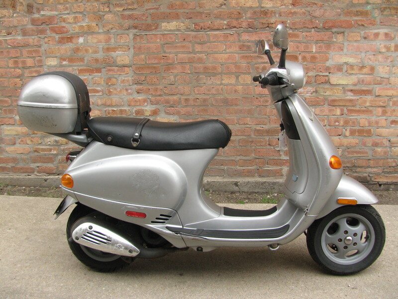 2003 Vespa ET2, not running, needs battery and carb clean, a little banged up,