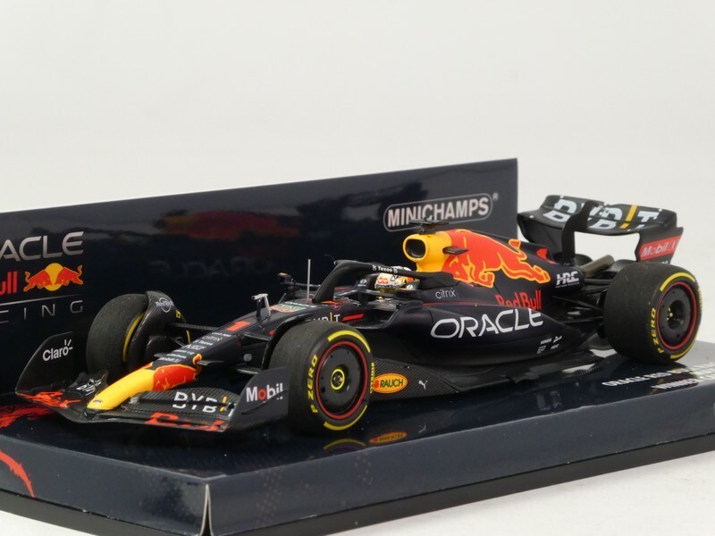 Minichamps Red Bull RB18 Verstappen World Champion 2022