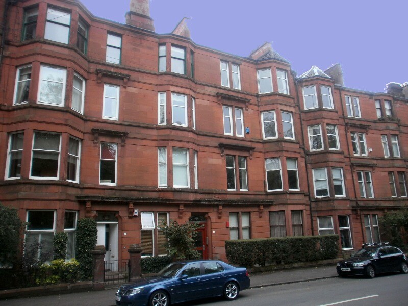 2 bedroom flat in Queens Park Avenue, Queens Park, Glasgow, G42 8BX
