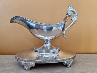 Saucière casque en argent massif orfèvre Doyen Paris poinçon Vieillard 682g